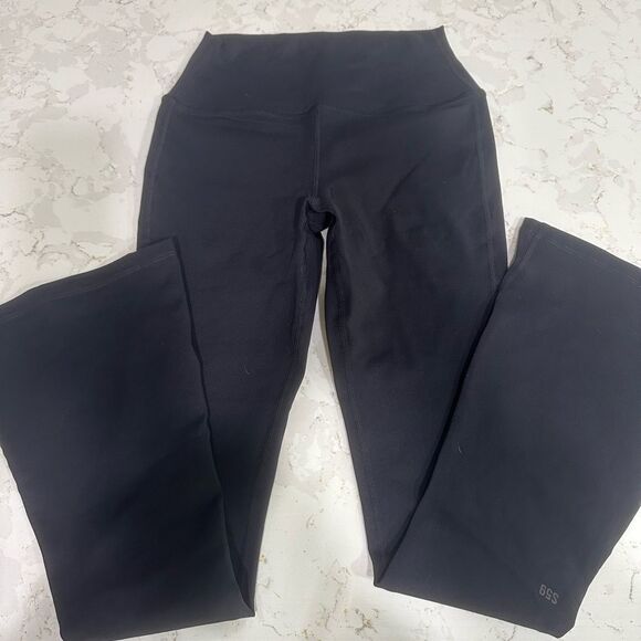 Splits 59 Women’s black flare short leggings - Picture 2 of 4